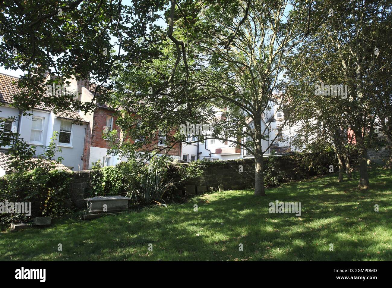 Der Wallingers Walk Cemetery, heute ein kleiner öffentlicher Park, war der Friedhof von St. Mary-in-the-Castle, der zwischen 1828 und 1900 in Hastings, Großbritannien, betrieben wurde Stockfoto