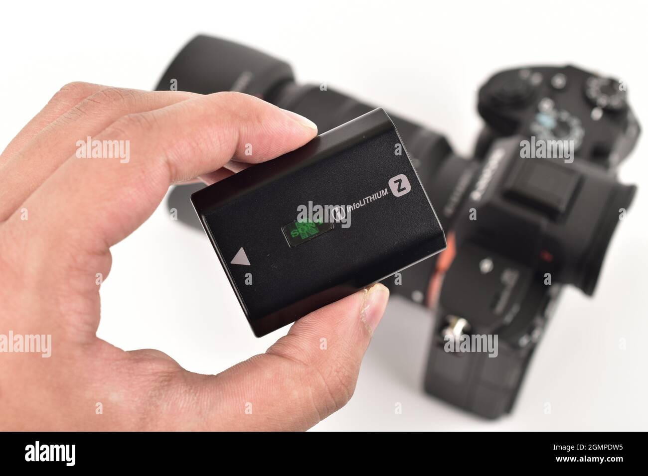 Wiederaufladbarer Kamerabatterie in der Hand, Stockfoto