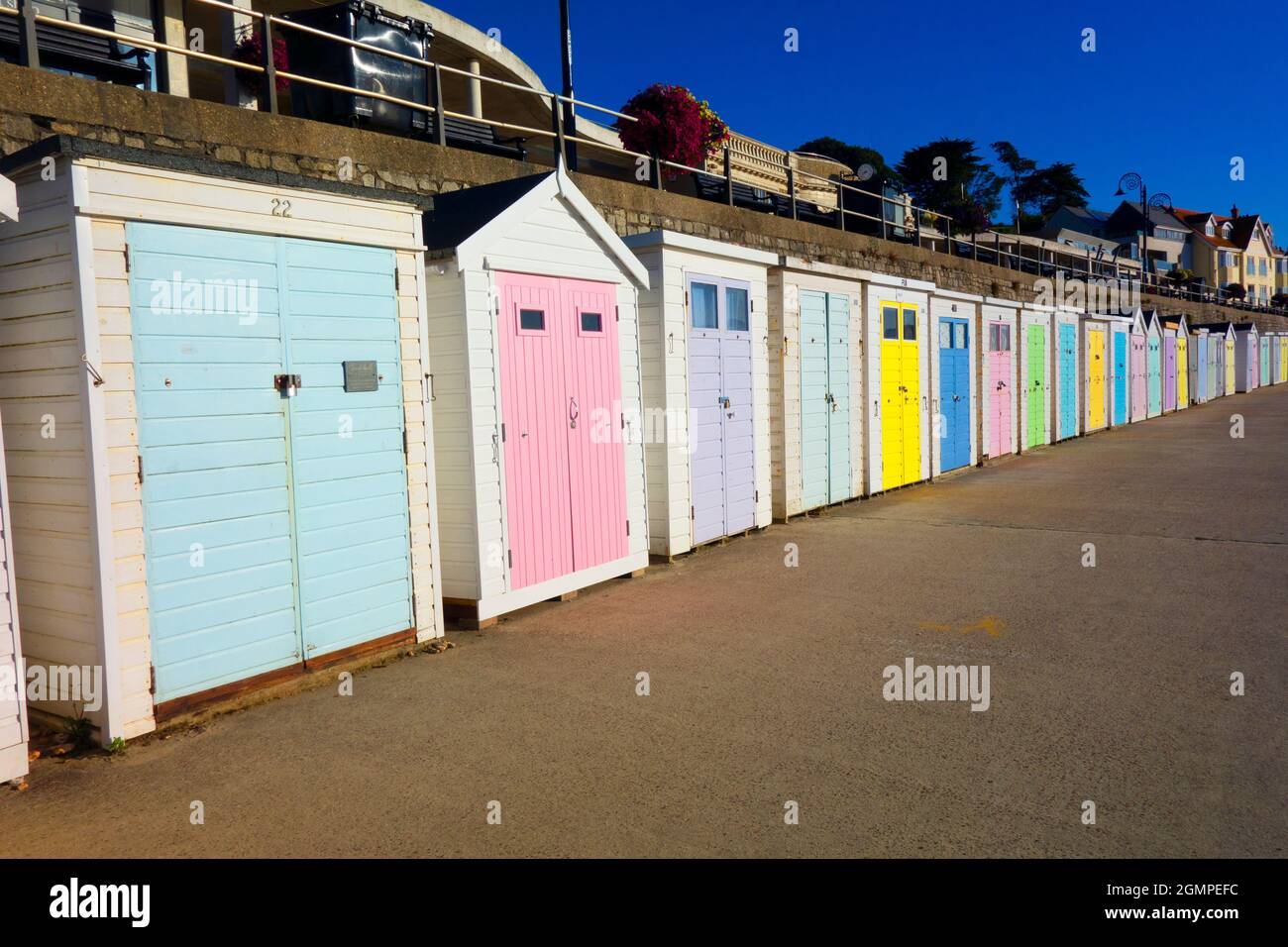 Bunte Strandhütten an der Lyme Regis Coast Line an der englischen Südküste Seaside Stockfoto