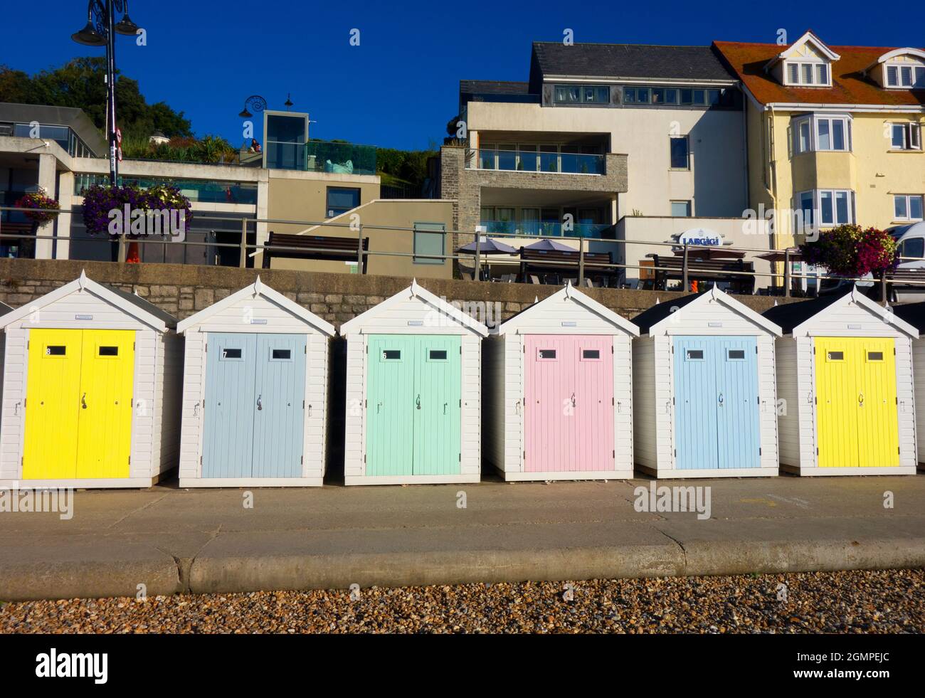 Bunte Strandhütten an der Lyme Regis Coast Line an der englischen Südküste Seaside Stockfoto