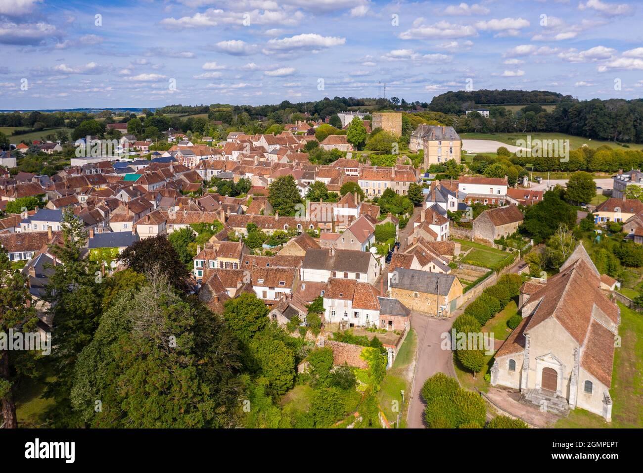 Frankreich, Yonne, Saint Sauveur en Puisaye, Heimatdorf des Schriftstellers Colette (Luftaufnahme) // Frankreich, Yonne (89), Saint-Sauveur-en-Puisaye, Dorfnatal Stockfoto