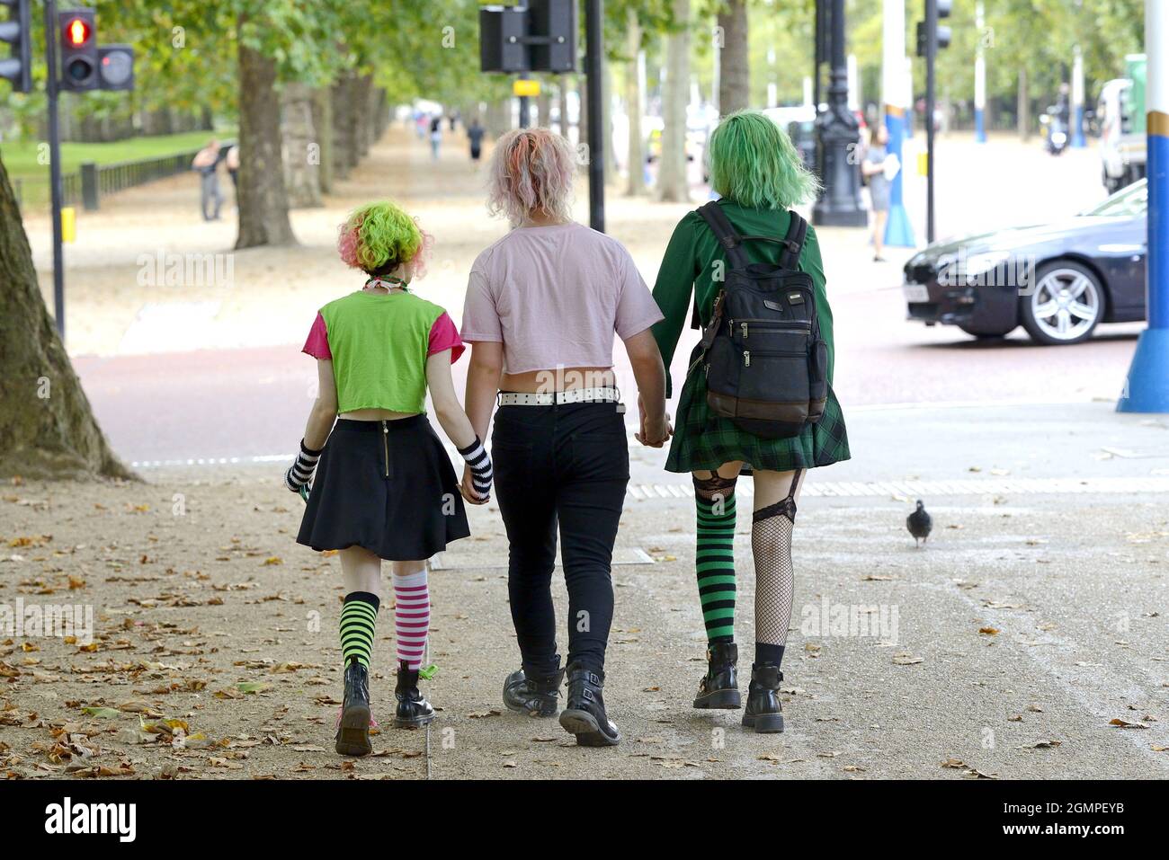 London, England, Großbritannien. Junge Menschen mit bunten Kleidern und Haaren in der Mall Stockfoto