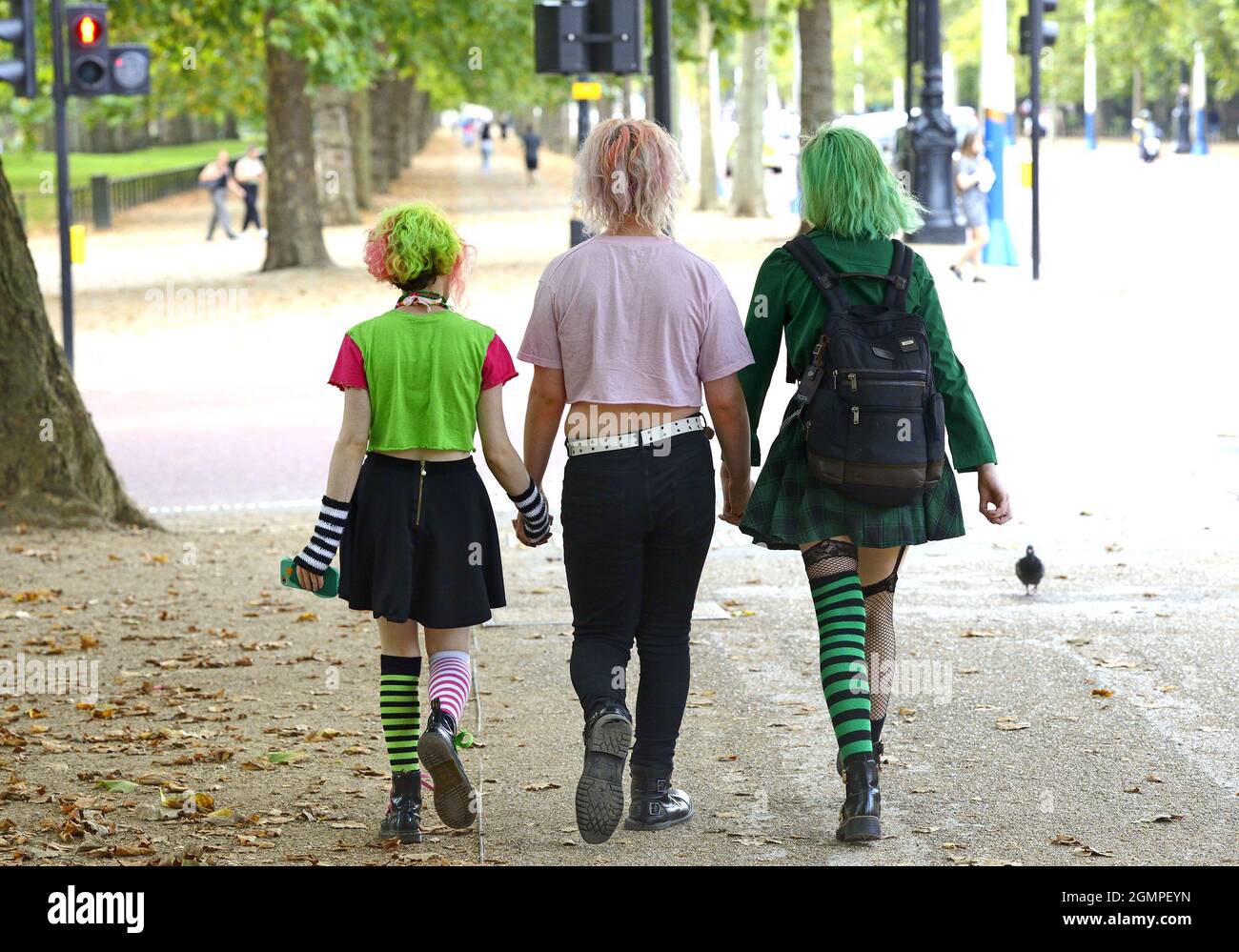 London, England, Großbritannien. Junge Menschen mit bunten Kleidern und Haaren in der Mall Stockfoto