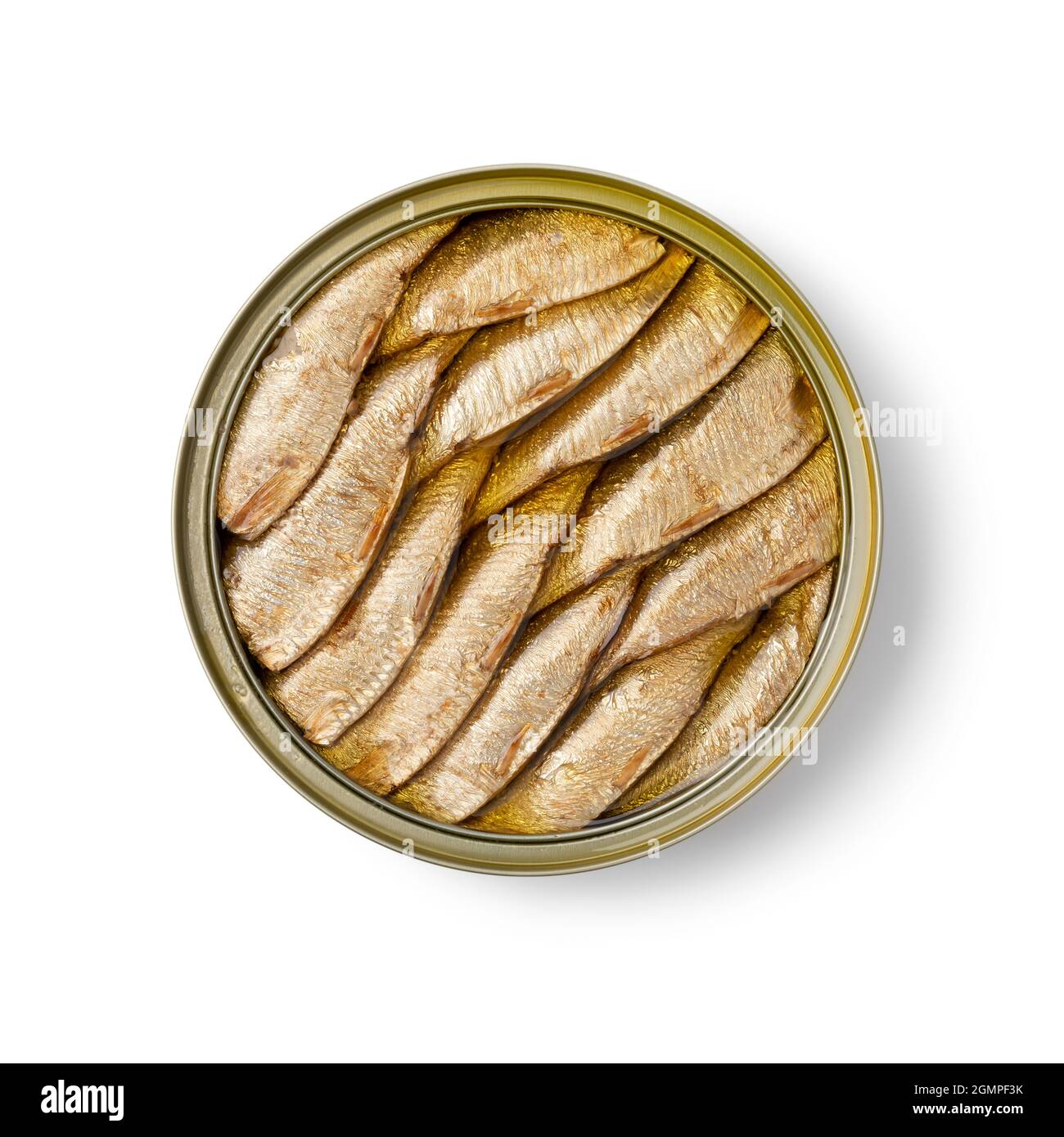 Geräucherter europäischer Sprotte aus der Dose in Öl für das Mittagessen aus der Nähe isoliert auf weißem Hintergrund Stockfoto