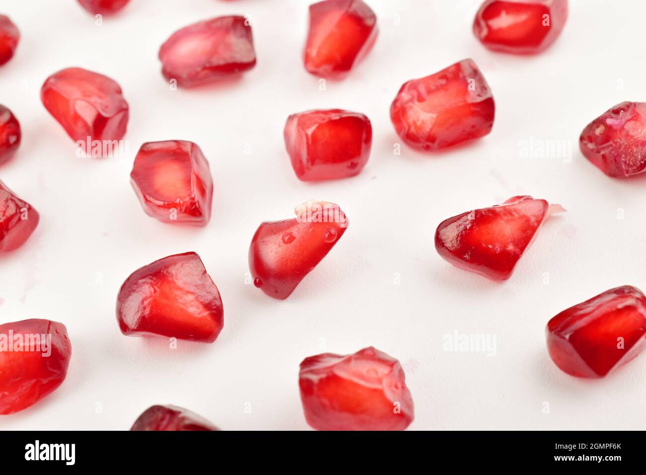 Makrobilder von Granatapfel isoliert auf weißem Hintergrund Stockfoto