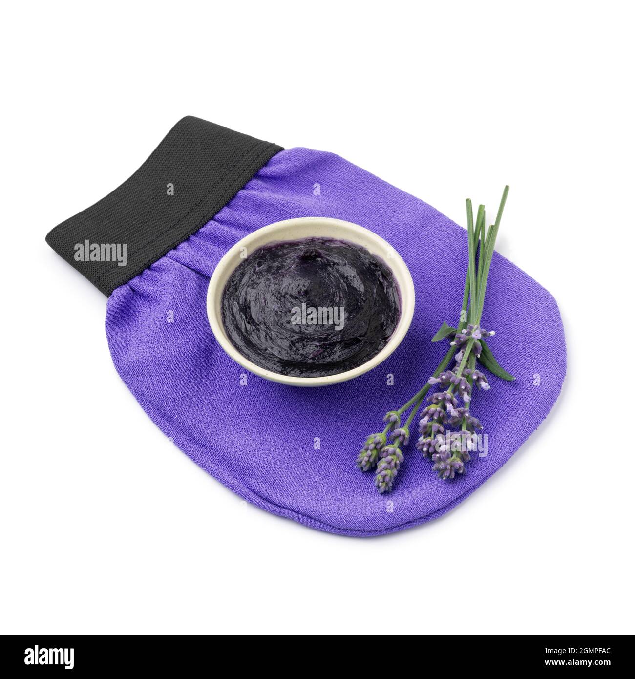 Schale mit Savon Beldi mit Lavendel-Waschlappen auf weißem Hintergrund Stockfoto