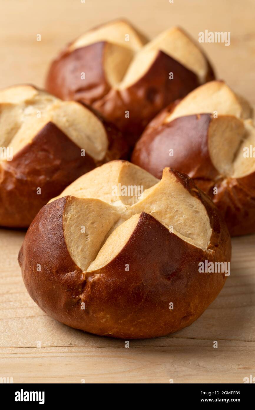 Frisch gebackene deutsche Roggenbrötchen aus der Nähe auf einem Schneidebrett Stockfoto