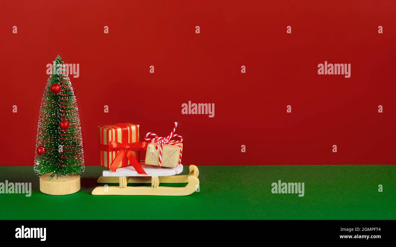 Weihnachtskarte oder Neujahrskarte oder rot-grüner Hintergrund mit Kopierfeld. Stockfoto
