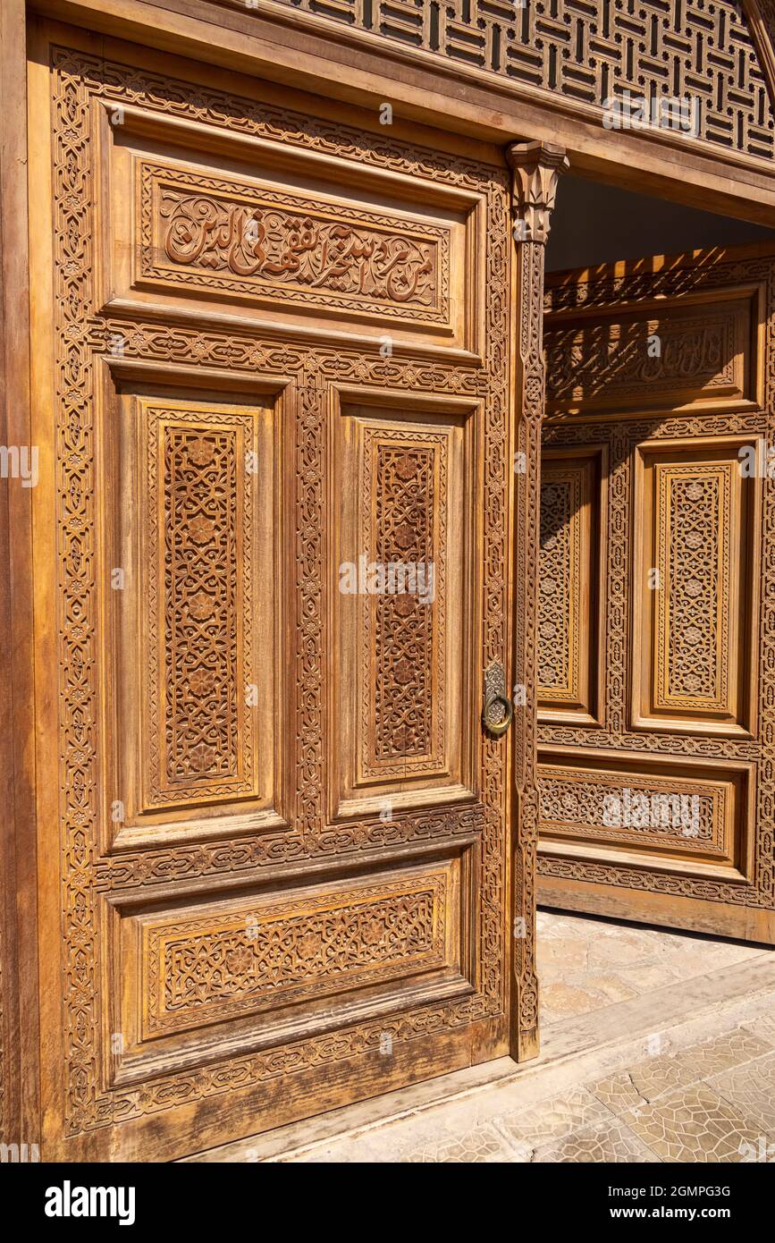 Restaurierte geschnitzte Holztür, Kukeldasch Madrasa, Taschkent, Usbekistan Stockfoto