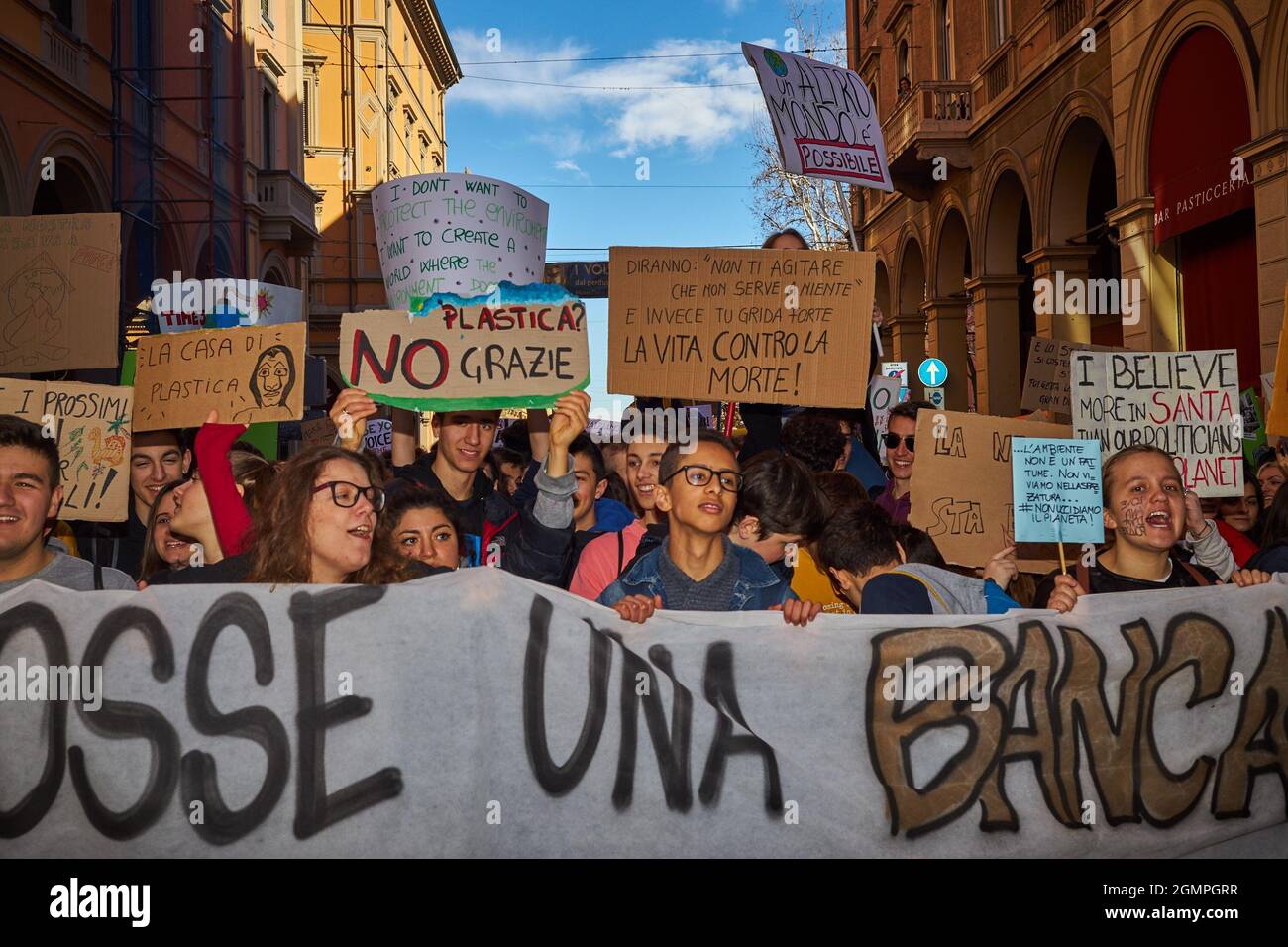 Bologna, Italien. 15. März 2019. Mehr als 10,000 Schüler und andere Aktivisten protestieren in Bologna mit einem marsch entlang des Klimawandels für Maßnahmen gegen den Klimawandel Stockfoto