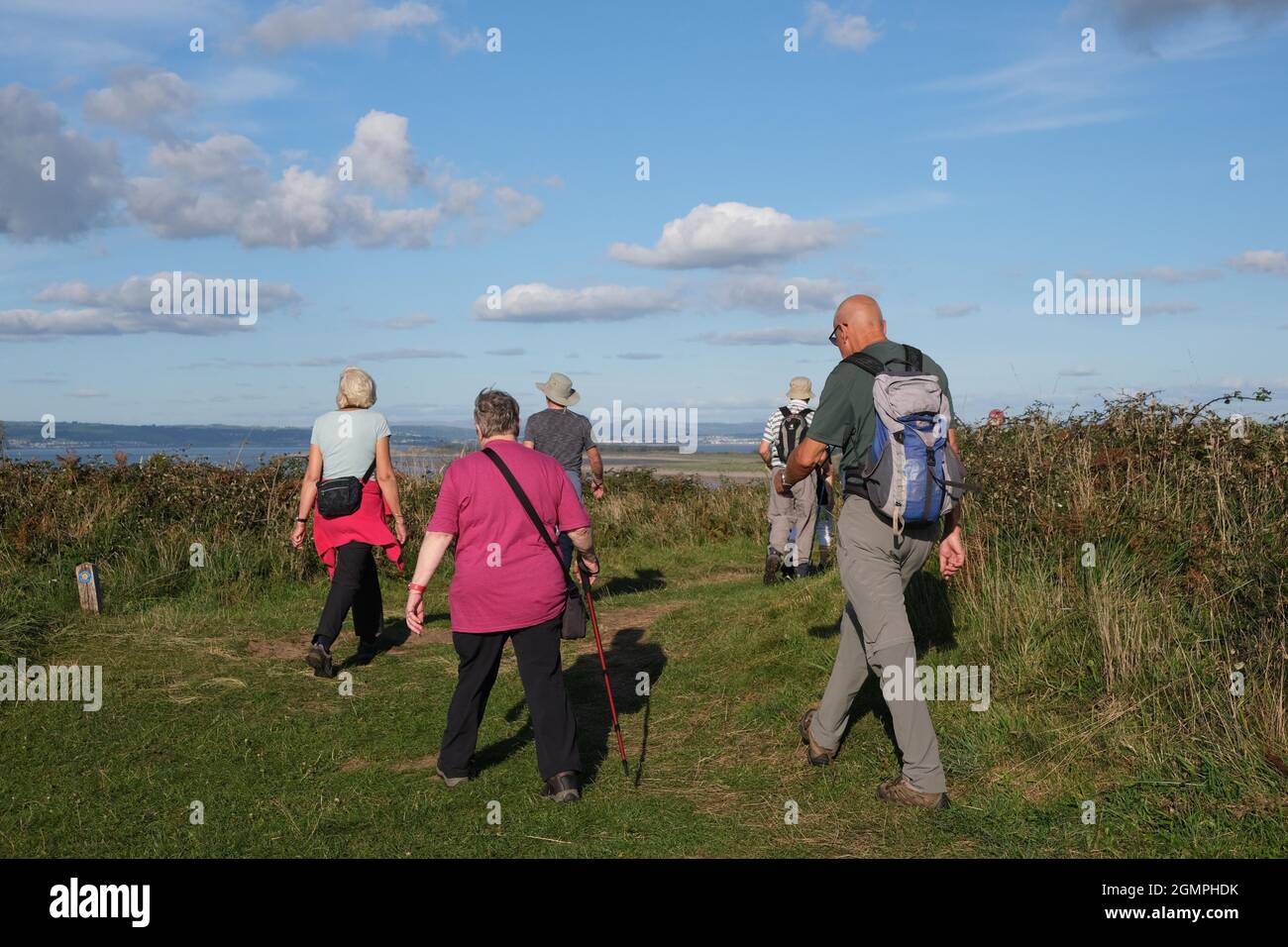 Gower, Swansea, Großbritannien. September 2021. Wetter in Großbritannien. Ein warmer, sonniger Herbstnachmittag, an dem Wanderer den All Wales Coast Path in der Blue Pool Bay auf der Halbinsel Gower entlang wandern. Kredit: Gareth Llewelyn/Alamy Live Nachrichten Stockfoto