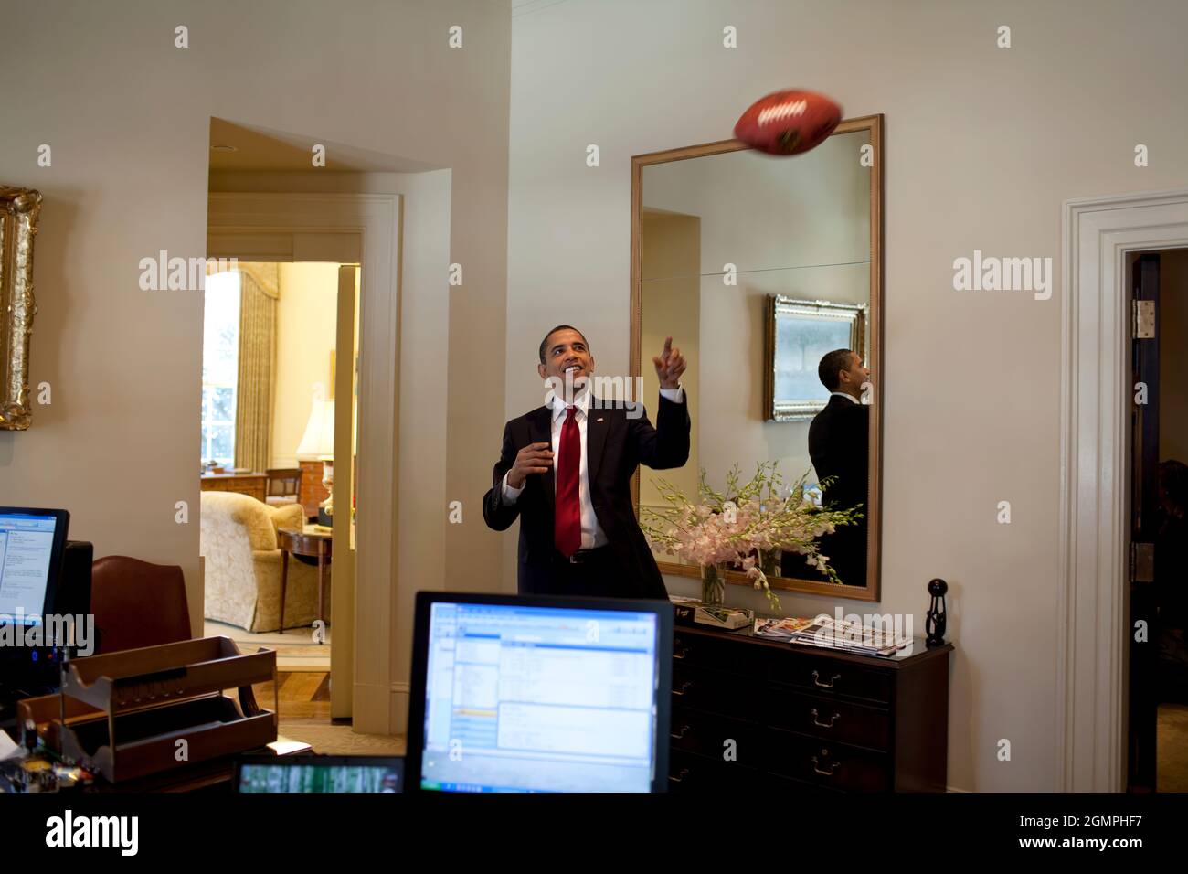 Präsident Barack Obama spielt mit einem Fußball im Oval Office 3/4/09.Offizielles Foto des Weißen Hauses von Pete Souza Stockfoto