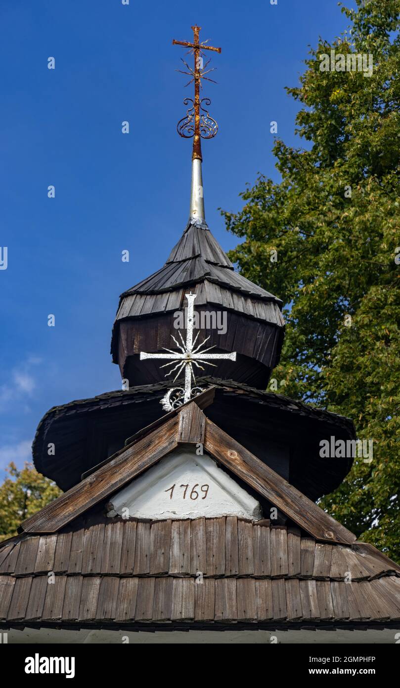 Ein Schindeldach einer Kapelle mit einem Turm und Kreuzen Stockfoto