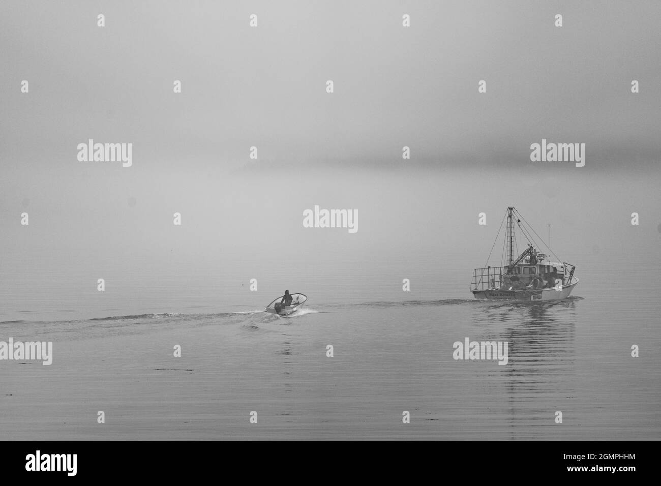 DEER ISLE, VEREINIGTE STAATEN - Aug 20, 2021: Die Fischerboote im Nebel in Northwest Harbor, Deer Isle, Maine Stockfoto