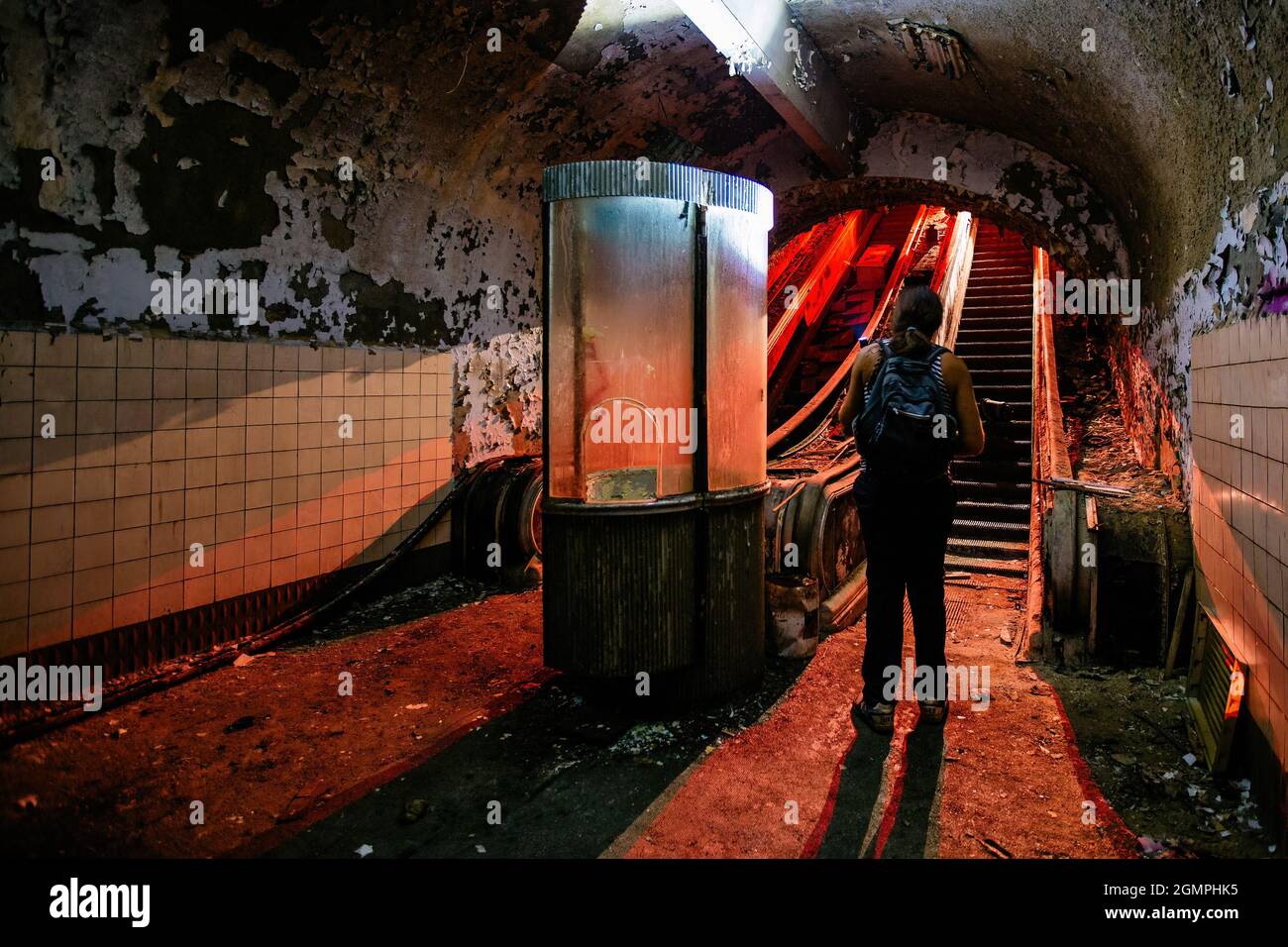 Dunkle und gruselige alte verlassene U-Bahnstation. Kaputte Rolltreppe. Stockfoto