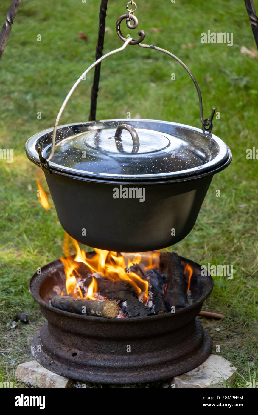 Kochen in einem Kessel auf einem offenen Feuer in der Natur Stockfotografie  - Alamy
