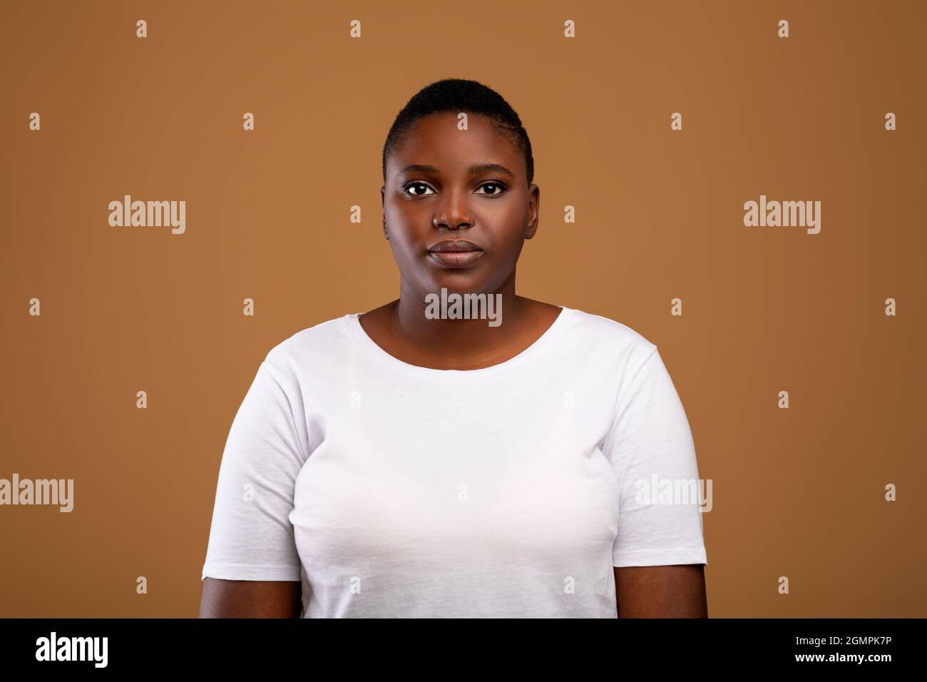 Porträt von lässigen jungen schweren molligen schwarzen Frau Stockfoto