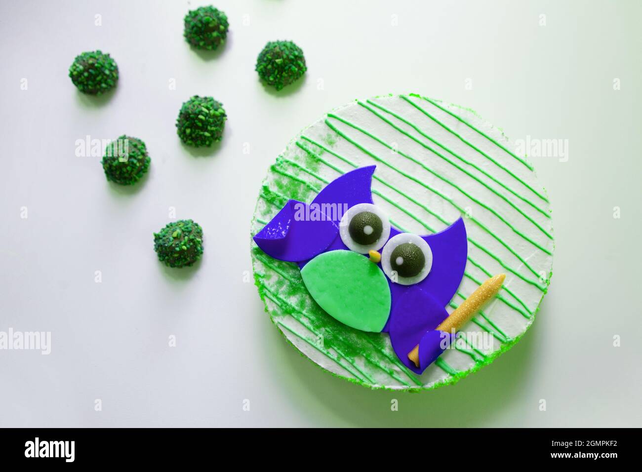 Kuchen für Schulparty mit Eule. Schöner Kuchen für die Rückkehr in die Schule mit Lernen, Bildung Design Stockfoto