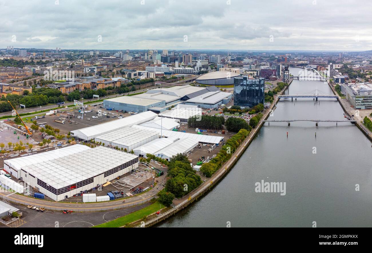 Glasgow, Schottland, Großbritannien. September 2021. Luftaufnahmen des Standorts der internationalen Klimakonferenz COP26 und des Gipfels, die im November 2021 in Glasgow stattfinden wird. Der Standort liegt am Fluss Clyde am Scottish Event Campus und es werden große temporäre Strukturen errichtet, in denen Zehntausende von Delegierten, Staatsoberhäuptern und Journalisten untergebracht sind, die an der zweiwöchigen Veranstaltung teilnehmen werden. Iain Masterton/Alamy Live News. Stockfoto