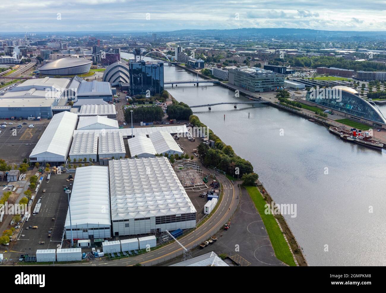 Glasgow, Schottland, Großbritannien. September 2021. Luftaufnahmen des Standorts der internationalen Klimakonferenz COP26 und des Gipfels, die im November 2021 in Glasgow stattfinden wird. Der Standort liegt am Fluss Clyde am Scottish Event Campus und es werden große temporäre Strukturen errichtet, in denen Zehntausende von Delegierten, Staatsoberhäuptern und Journalisten untergebracht sind, die an der zweiwöchigen Veranstaltung teilnehmen werden. Iain Masterton/Alamy Live News. Stockfoto