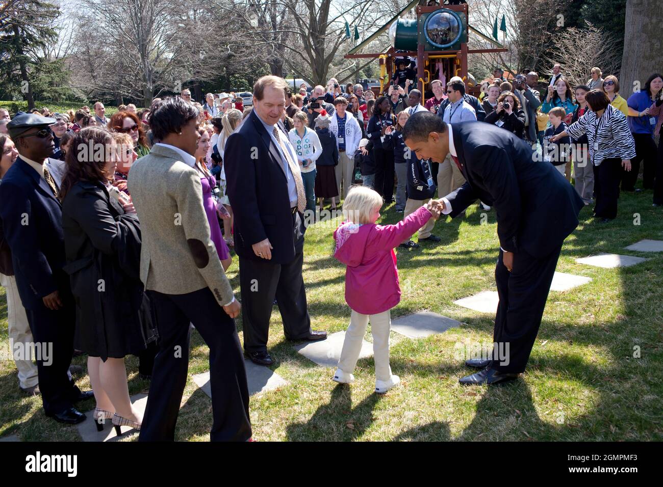 Präsident Barack Obama begrüßt die Kinder des Children's Miracle Network, nachdem er sie eingeladen hatte, auf der Schaukel des South Lawn-Spielplatzes 3/24/09 zu spielen. Offizielles weißes Haus Foto von Pete Souza Stockfoto