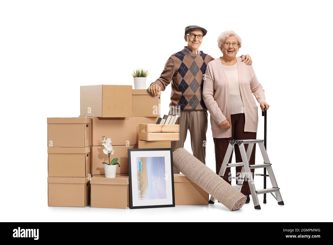 Ein älteres glückliches Paar posiert mit einem Stapel von Boxen verpackt für die Entfernung isoliert auf weißem Hintergrund Stockfoto