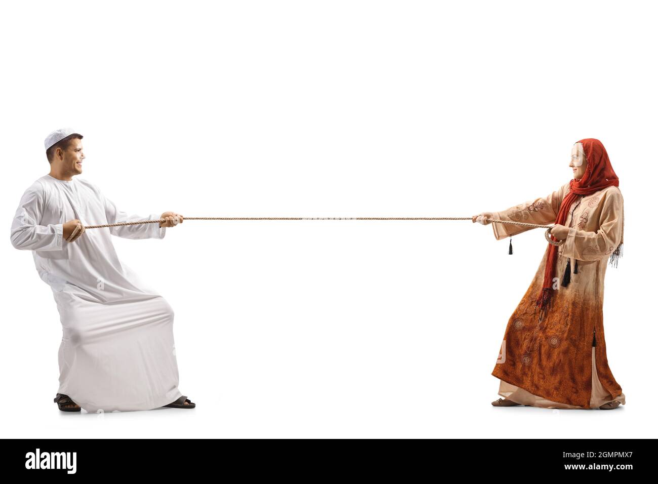 Ganzkörperaufnahme eines jungen arabischen Mannes und einer Frau mit einem Hijab, der ein isoliertes Seil auf weißem Hintergrund zieht Stockfoto