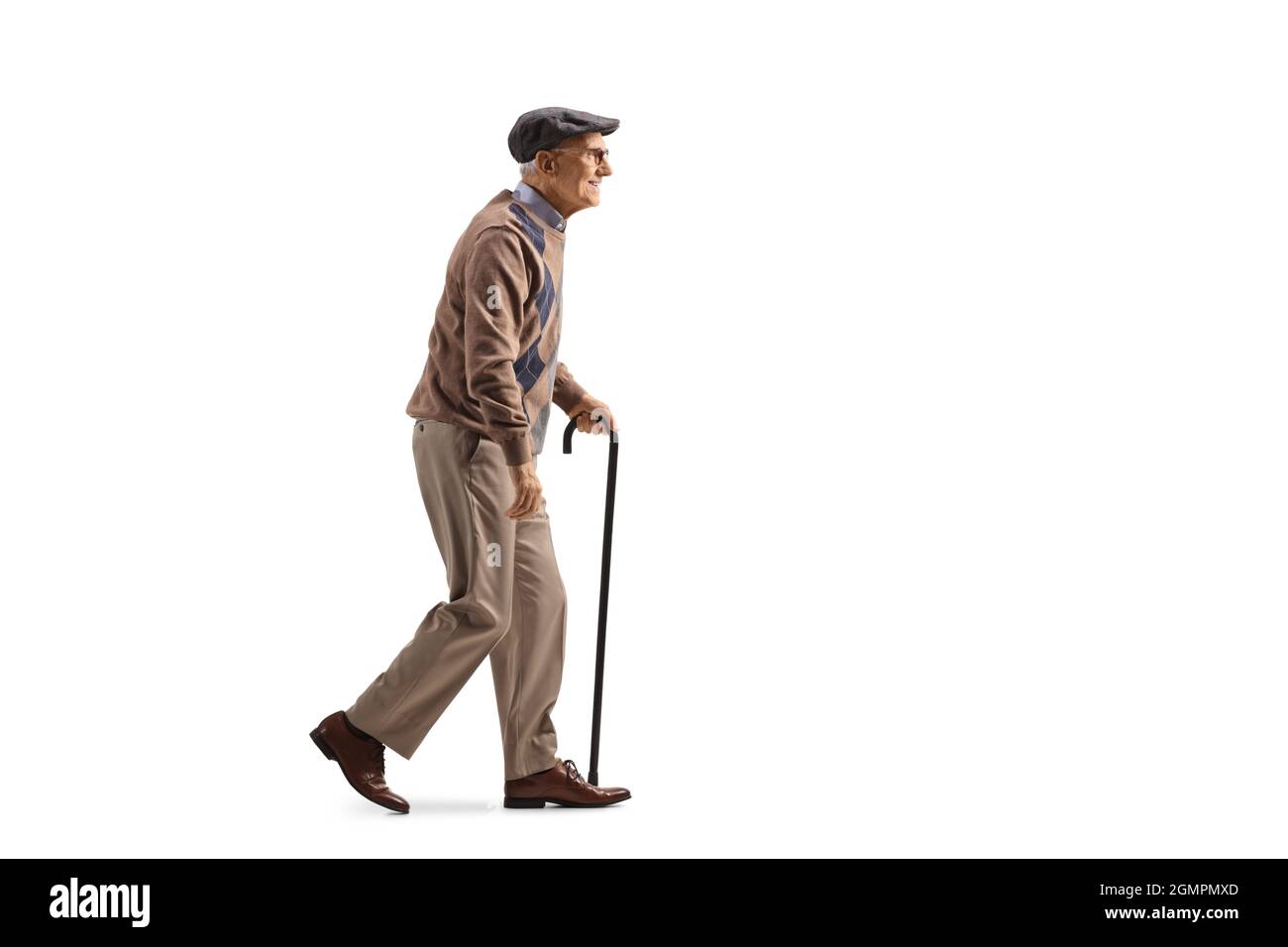 Ganzkörperaufnahme eines älteren Mannes mit einem Gehstock in der Hand, isoliert auf weißem Hintergrund Stockfoto