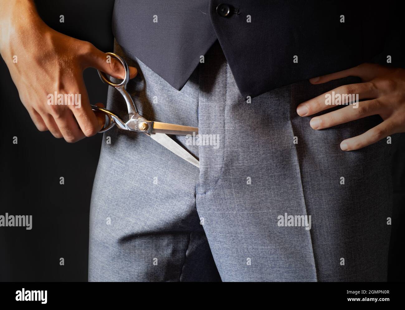 Schneiden Sie das Budget Metapher Geschäftskonzept. Schere in der Hose. Stockfoto