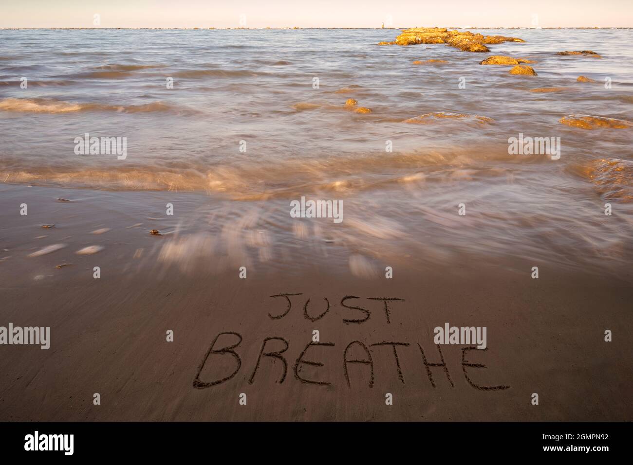 Handschriftlich einfach am Sandstrand bei Sonnenuntergang atmen, entspannen und Sommer-Konzept, italienische adria. Stockfoto
