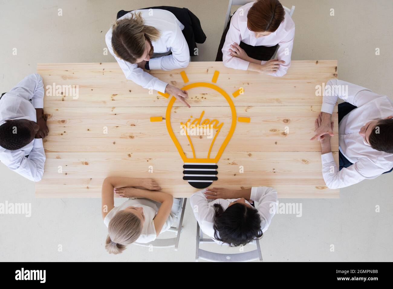 Team von Geschäftsleuten zeigen Idee Glühbirne Symbol an der Sitzung Tisch strategische Marketing kreative Idee Strategie Entwicklung Konzept Stockfoto