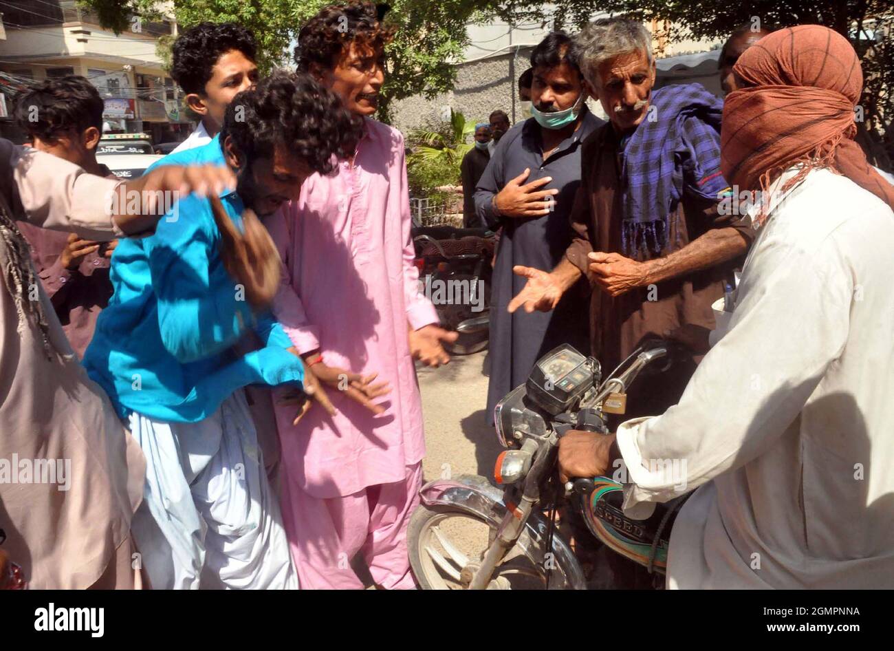 Die Bewohner von Bulri Shah Karim veranstalten am Montag, dem 20. September 2021, im Hyderabad-Presseclub eine Protestdemonstration gegen die hohe Händigkeit einflussreicher Menschen. Stockfoto