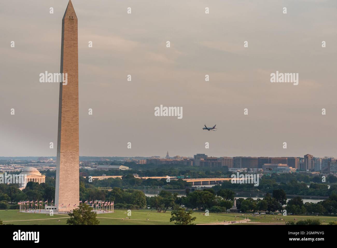 Washington Monument mit einem Flugzeug, das über die Skyline von DC fliegt Stockfoto