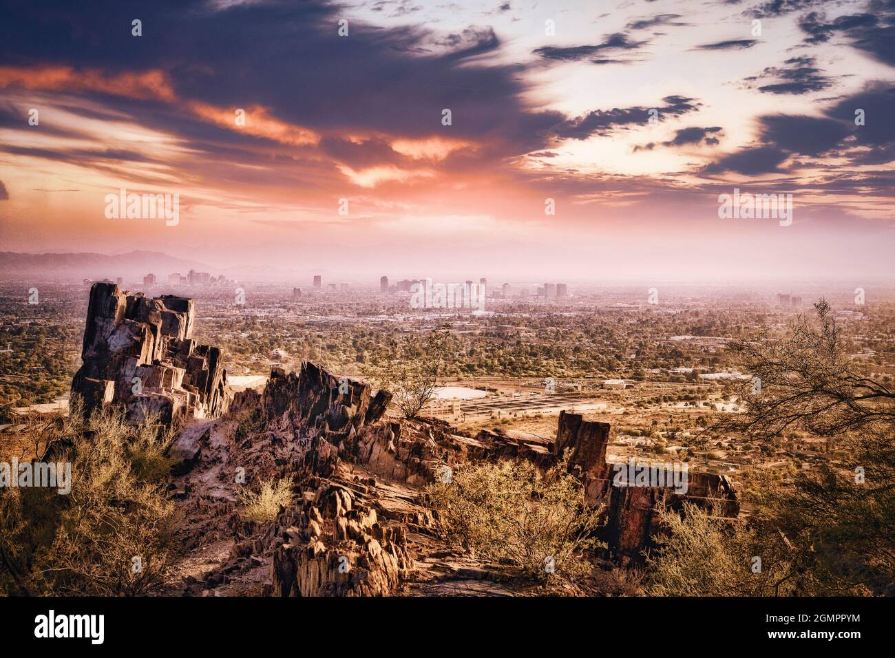 Die Sonne geht über dem Tal unter, das die Heimat von Phoenix, Arizona, dem fünftgrößten U-Bahngebiet in den USA, ist Stockfoto