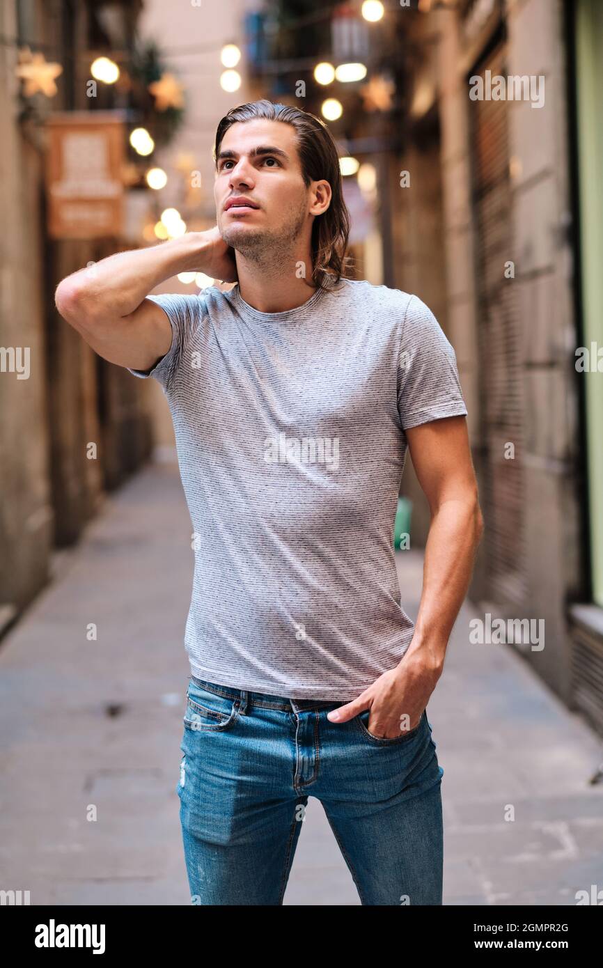 Junges Modell mit Fitnesskörper und lockeren Haaren Stockfoto