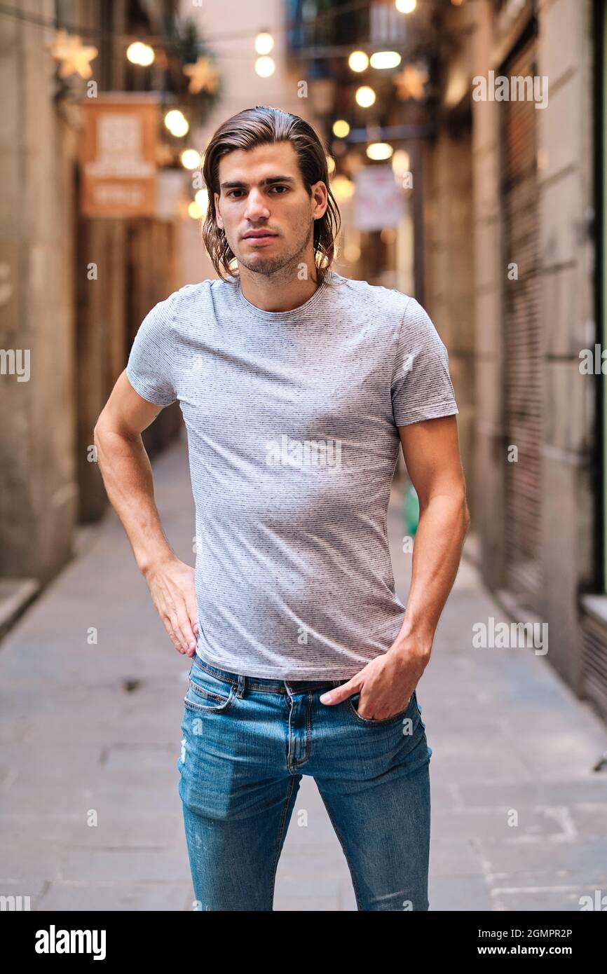 kaukasisches Modell mit lockeren Haaren, das die Kamera für soziale Medien oder Dating-Apps ansieht Stockfoto