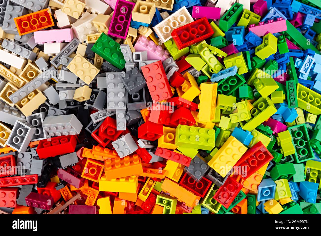 Nahaufnahme eines riesigen Stapels stapelbarer Plastikspielzeugsteine in der Draufsicht. Bunte Textur Kindheit Bildung und Entwicklung Konzept Hintergrund. Stockfoto