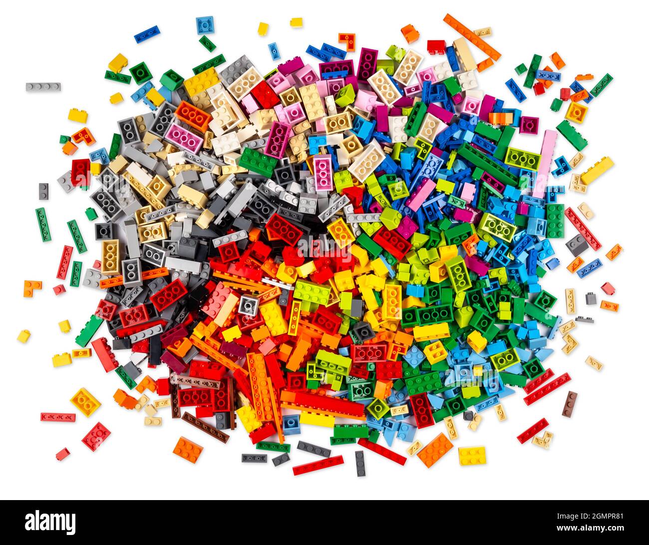 Riesiger Stapel stapelbarer Plastikspielzeugsteine in der Draufsicht isolierter weißer Hintergrund. Bunte Textur Kindheit Bildung und Entwicklung Konzept. Stockfoto