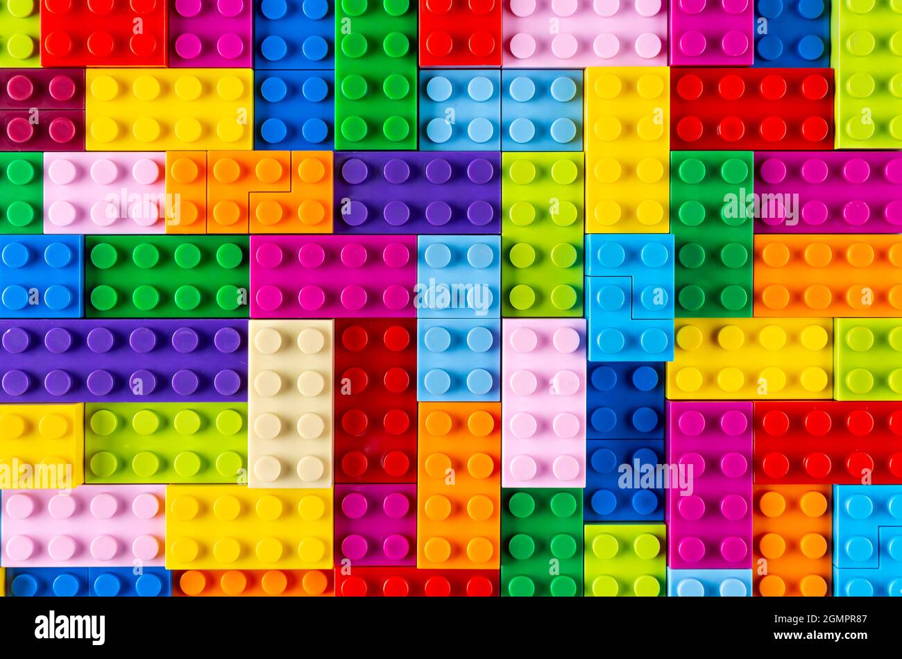 Stapelbare Spielzeugsteine aus Kunststoff in der Draufsicht. Bunte Textur Kindheit Bildung und Entwicklung Konzept Hintergrund. Stockfoto