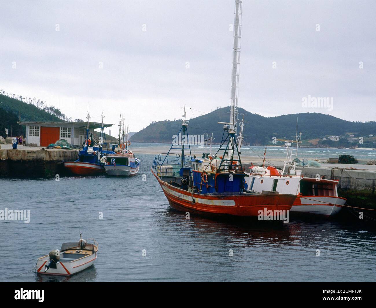 RIA DEL BARQUERO MIT BARCA PESQUERAS ANCLADAS - FOTO AÑOS 90. Lage: AUSSEN. PUERTO DE BARES. LUGO. SPANIEN. Stockfoto