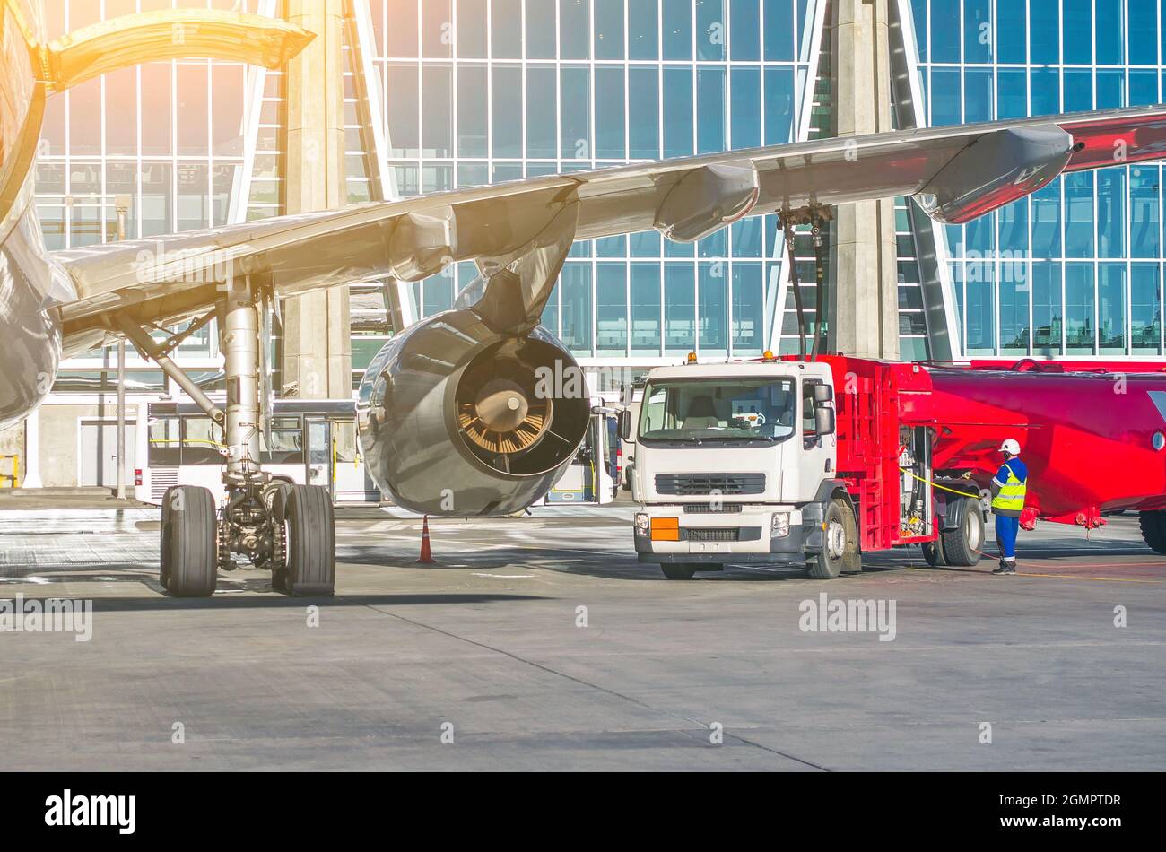 Betankung von Flugzeugen, Flugzeugwartung am Flughafen Stockfoto
