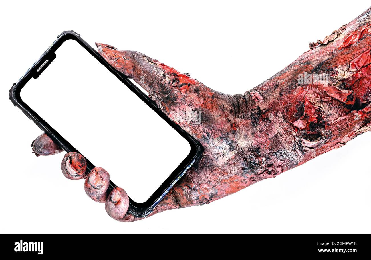 zombie-Arm oder lebende Tote halten Smartphone-Gerät, Konzept der Zellabhängigkeit oder Kopierraum. Stockfoto