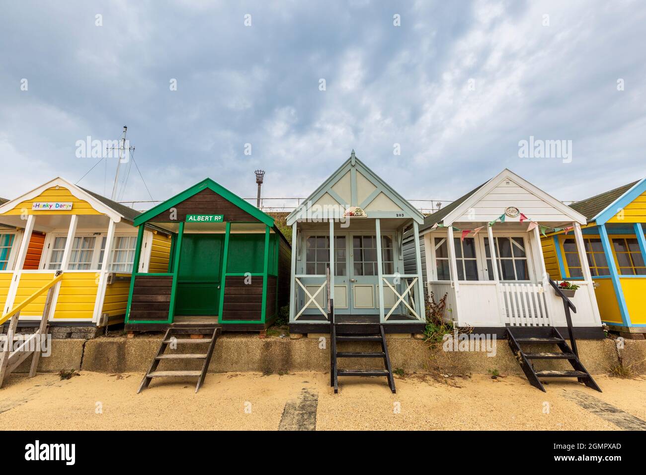 Farbenfrohe Strandhütten an der Strandpromenade von Southwold in Suffolk, England Stockfoto