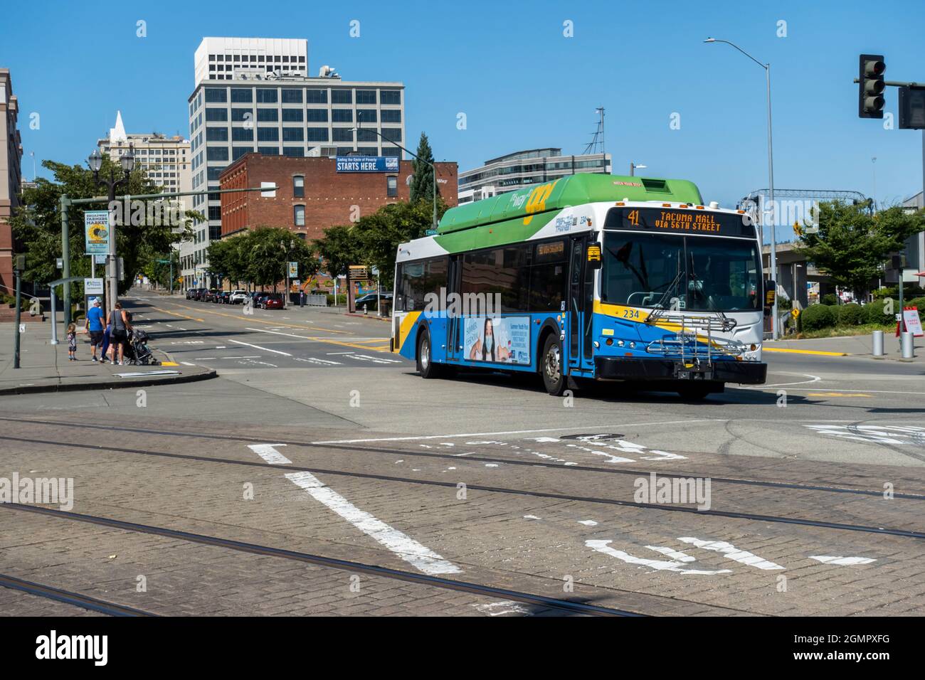 Tacoma, WA USA - ca. August 2021: Blick auf die Straße eines Pierce Transit-U-Bahn-Busses, der seine Route in die Innenstadt in Richtung Federal Way macht. Stockfoto