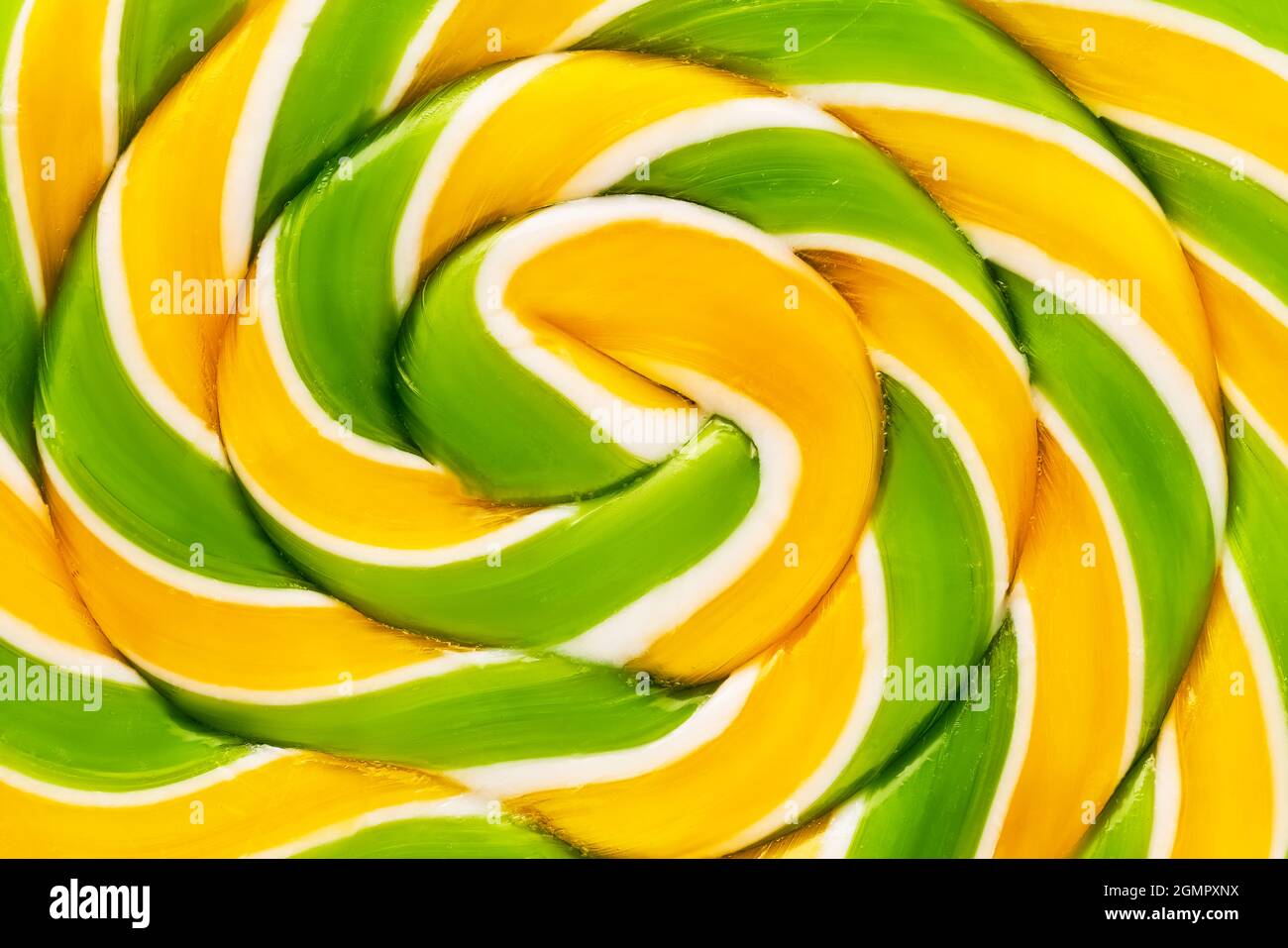 Eine Nahaufnahme eines großen gelb-grünen Lollipops. Kann für den Hintergrund, Draufsicht verwendet werden. Stockfoto