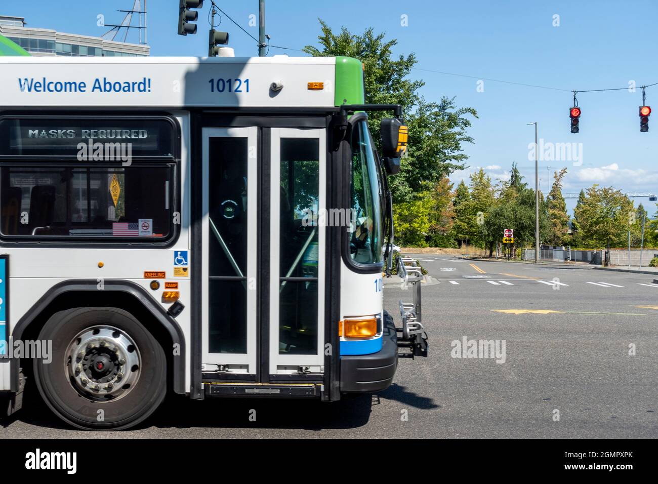 Tacoma, WA USA - ca. August 2021: Blick auf die Straße eines Pierce Transit-U-Bahn-Busses, der seine Route in die Innenstadt in Richtung Federal Way macht. Stockfoto