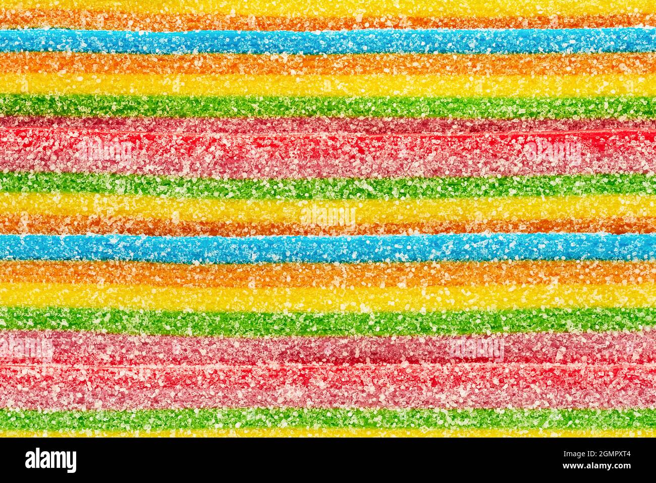 Hintergrund der Regenbogen sauer Gelee Süßigkeiten Streifen in Zucker streuen. Draufsicht, Kopierbereich Stockfoto