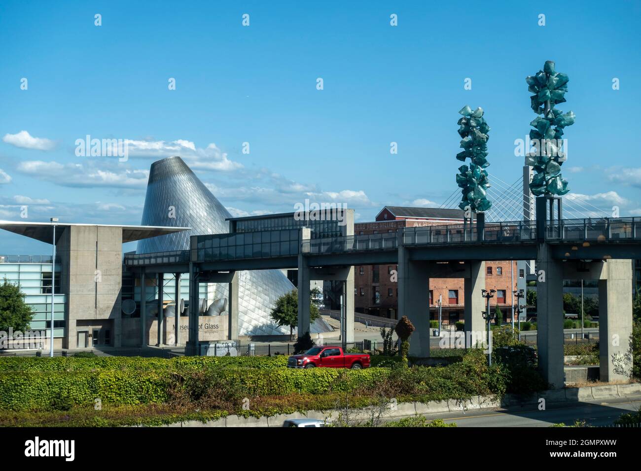 Tacoma, WA USA - ca. August 2021: Blick auf das Glasmuseum von der anderen Seite der Autobahn in der Innenstadt von Tacoma Stockfoto