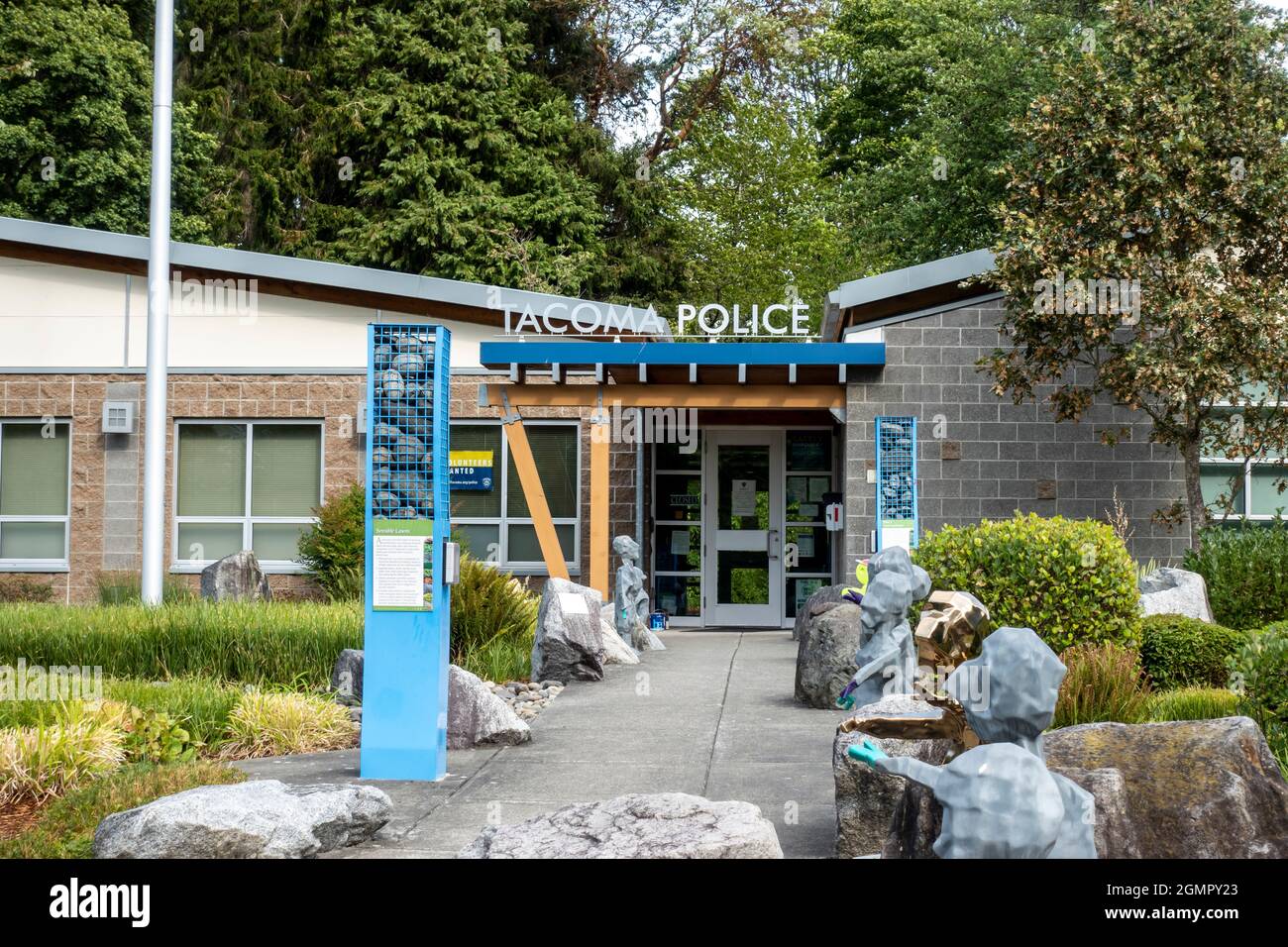 Tacoma, WA USA - ca. August 2021: Blick auf das Tacoma Polizeigebäude in der Innenstadt, mit einer großen amerikanischen Flagge auf dem Parkplatz. Stockfoto