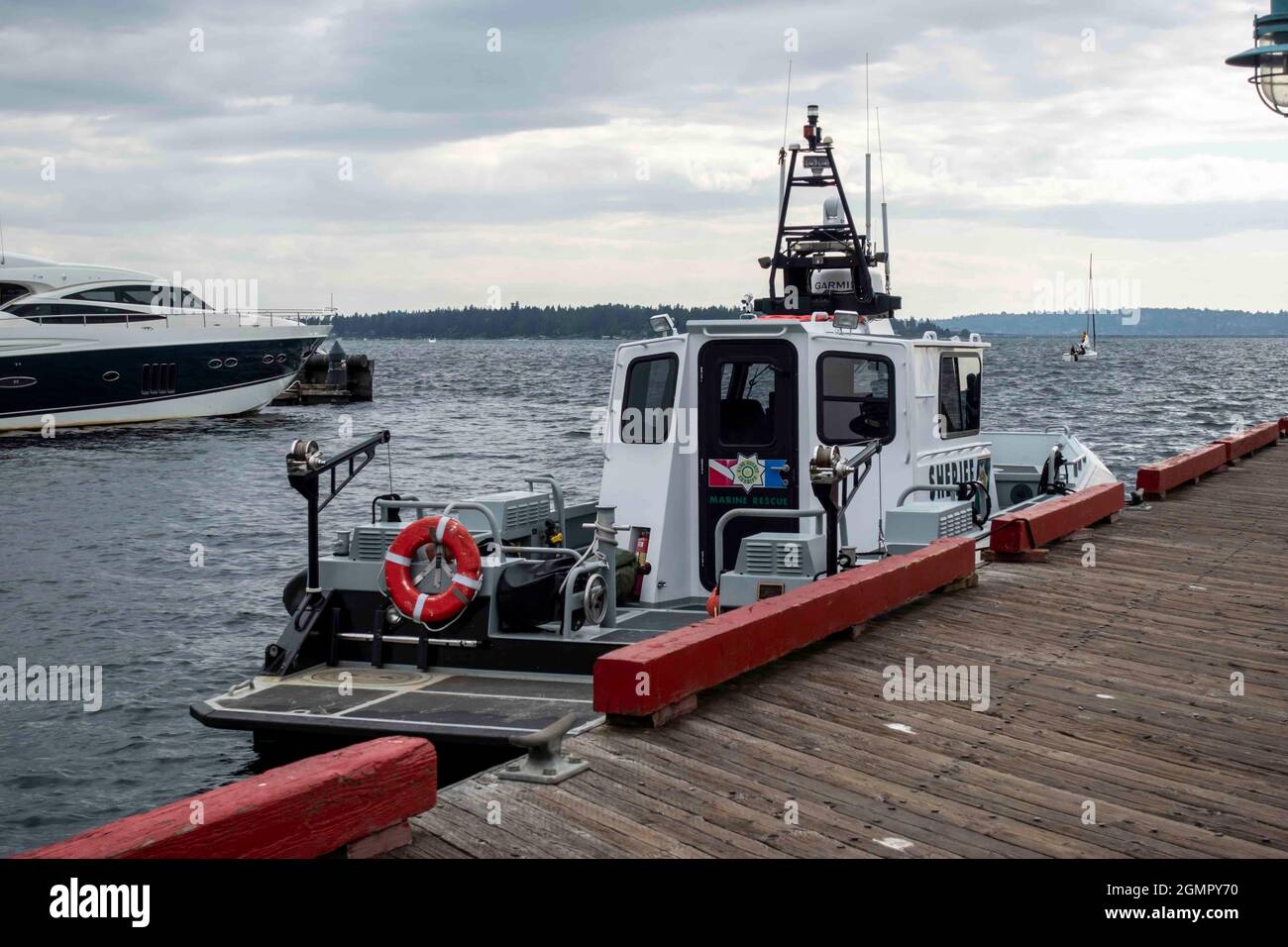 Kirkland, WA USA - ca. August 2021: Blick auf das King County Sheriff Marine Rescue Boot, das am Dock geparkt ist. Stockfoto Kirkland, WA USA - ca. August 2021: Blick auf das King County Sheriff Marine Rescue Boot, das am Dock geparkt ist. Stockfoto